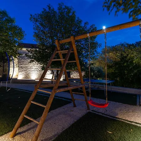 ヴィラ Stone Didovi Snovi With Heated Pool